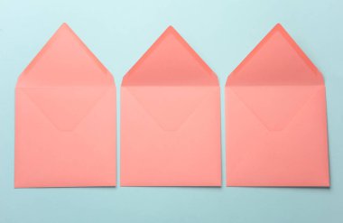 Mavi pastel arka planda pembe kare zarflar