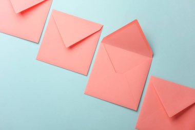 Mavi pastel arka planda pembe kare zarflar