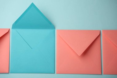 Mavi pastel arka planda pembe ve mavi kareli zarflar