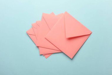 Mavi pastel arka planda pembe kare zarflar