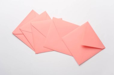 Beyaz arkaplanda pembe kare zarflar