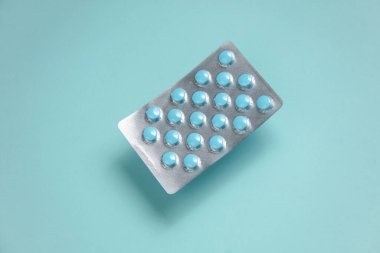 Mavi arka planda süzülen mavi hapların kabarcığı