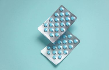 Mavi arka planda yüzen mavi hapların kabarcıkları