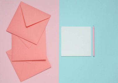 Pembe zarflar ve üzerinde mavi pembe arka plan olan beyaz bir kart.