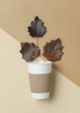 Bej arka planda karton kahve ve sonbahar yaprakları.