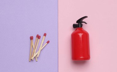 Pastel arka plandaki oyuncak söndürücüyle eşleşiyor. Üst görünüm