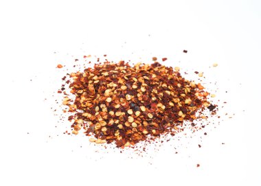 Beyaz arka planda doğranmış kırmızı biber