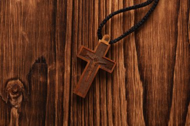 Tahta bir Hıristiyan haçı, tahta bir masa.