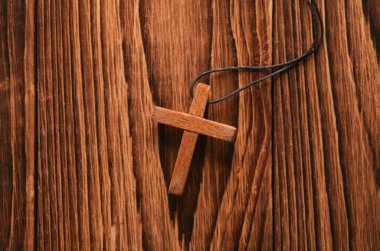 Tahta bir Hıristiyan haçı, tahta bir masa.