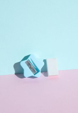 Pembe mavi pastel arka planda silgi ve keskinleştirici