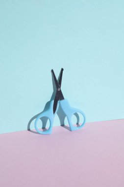 Mavi-pembe arka planda çocuk makası