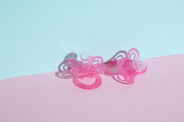 Mavi pembe pastel arka planda yeni doğan emzikler