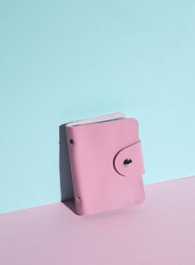 Pastel arka planda pembe deri kart tutucu