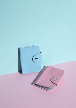 Pastel arka planda mavi ve pembe deri kart tutucuları