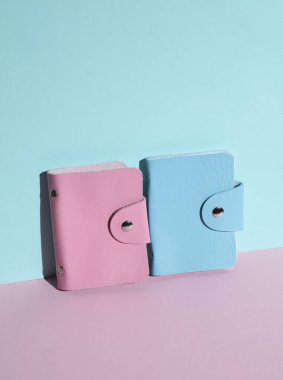 Pastel arka planda mavi ve pembe deri kart tutucuları