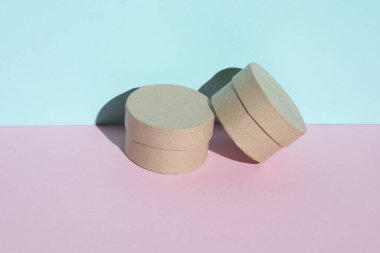 Mavi pastel arka planda ürün için yuvarlak sandıklar