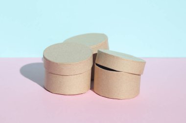 Mavi pastel arka planda ürün için yuvarlak sandıklar