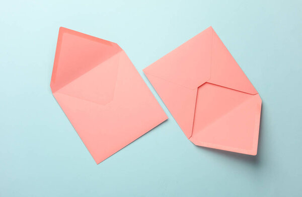 Розовая квадратная бумага на голубом фоне