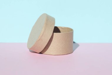 Mavi pastel arka planda ürün için yuvarlak çizgili karton kutu