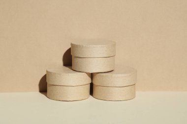 Bej arka planda ürün için yuvarlak çizgili karton kutular