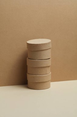 Bej arka planda ürün için yuvarlak çizgili karton kutular