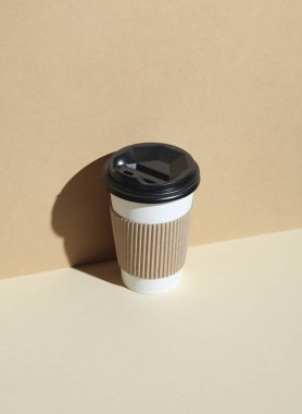 Bej arka planda, gölgeli sıcak içecekler için karton bardak.