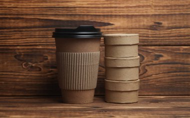 Ürün için karton kutular ve ahşap arka planda kahve fincanı.