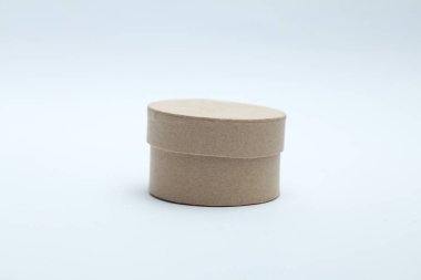 Beyaz zemin üzerinde ürün için yuvarlak çizgili karton kutu