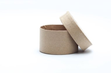 Beyaz zemin üzerinde ürün için yuvarlak çizgili karton kutu