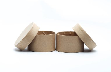 Beyaz zemin üzerinde ürün için yuvarlak çizgili karton kutu