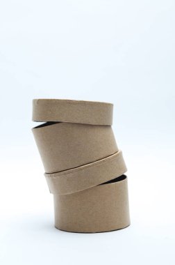 Beyaz zemin üzerinde ürün için yuvarlak çizgili karton kutu