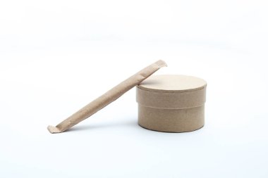 Beyaz zemin üzerinde ürün için yuvarlak çizgili karton kutu ve çubuk paketi