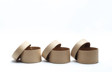 Beyaz arkaplanda ürün için boş karton kutular aç