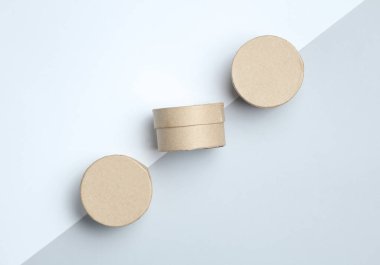 Beyaz gri arka planda ürün için yuvarlak karton kutular