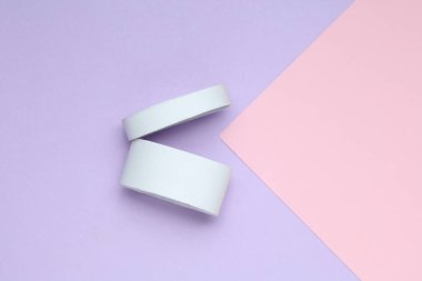 Pastel arka planda beyaz karton kutu