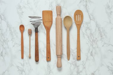 Ahşap mutfak aletleri mermer arka planda. Üst görünüm