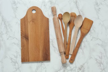 Ahşap mutfak aletleri mermer arka planda. Üst görünüm