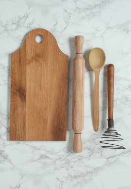 Ahşap mutfak aletleri mermer arka planda. Üst görünüm