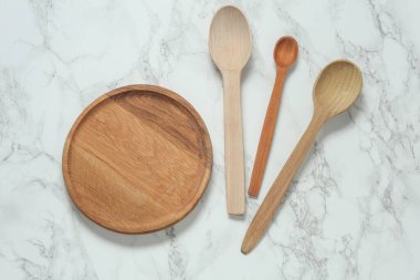 Ahşap mutfak aletleri mermer arka planda. Üst görünüm