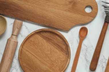 Ahşap mutfak aletleri mermer arka planda. Üst Manzara. Düz yatıyordu