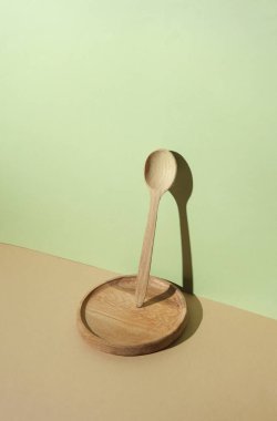 Renkli pastel arka planda, gölgeli ahşap bir tabak.