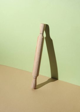 Renkli pastel arka planda, gölgesi olan ahşap bir oklama.