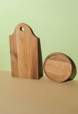 Ahşap mutfak tahtası ve gölgeli renkli pastel arka plan tabağı.