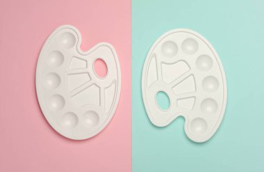 Pembe mavi arkaplanda boş boya paletleri