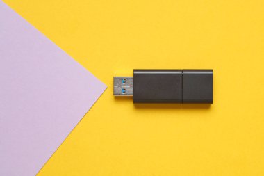 Sarı mor arka planda siyah USB flaş bellek