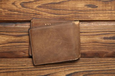Ahşap bir masada eski püskü deri bir cüzdan.