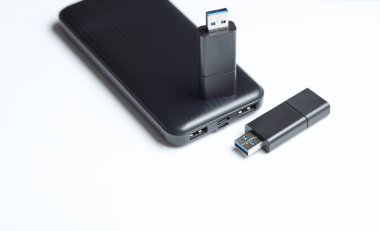 Beyaz arkaplanda USB flash diskler ve harici sabit disk