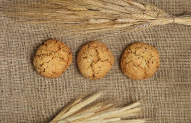 Çuval bezinde buğday dikenli tam tahıllı kurabiyeler.