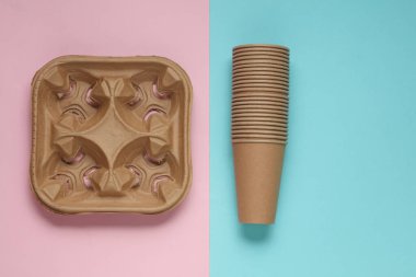 Mavi arka planda tek kullanımlık bardaklar ve tepsiler