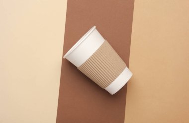 Bej kahverengi arka planda sıcak içecekler için karton bardak. Üst görünüm